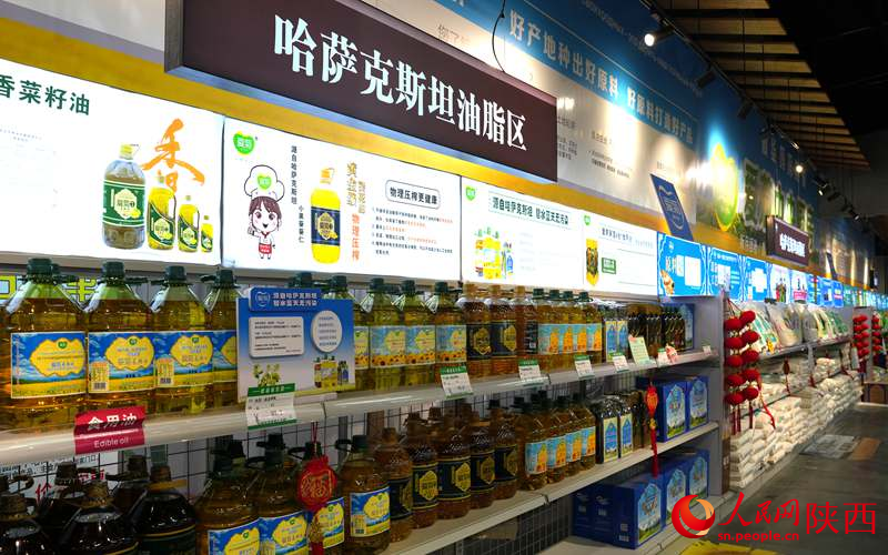 西安愛(ài)菊糧油園區(qū)內(nèi)，來(lái)自哈薩克斯坦的糧油整齊陳列。人民網(wǎng)記者  賈凱璐攝