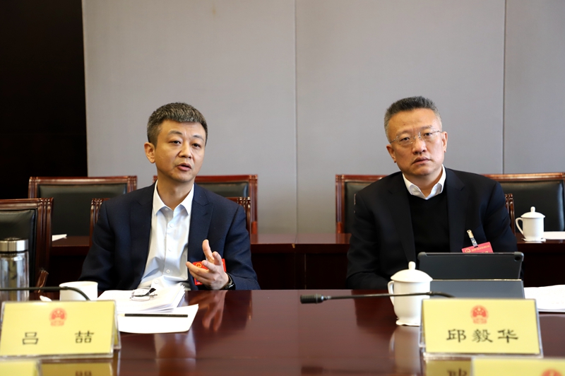 2月3日，西安市人大代表分組審議。人民網(wǎng)記者孫挺 攝