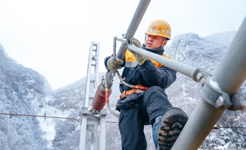 張瑜宏正在對接觸網(wǎng)線上的零部件進行逐一緊固。劉一江 攝