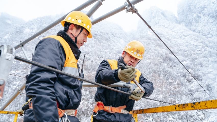 檢修工正在對接觸網(wǎng)進行巡檢。劉一江 攝