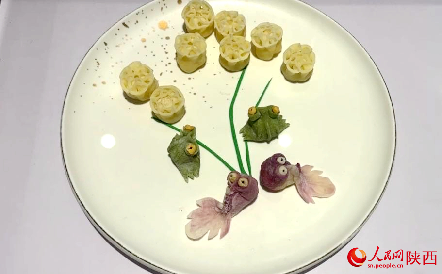 “荷塘月色”形狀餃子。人民網(wǎng)記者 白鴿攝