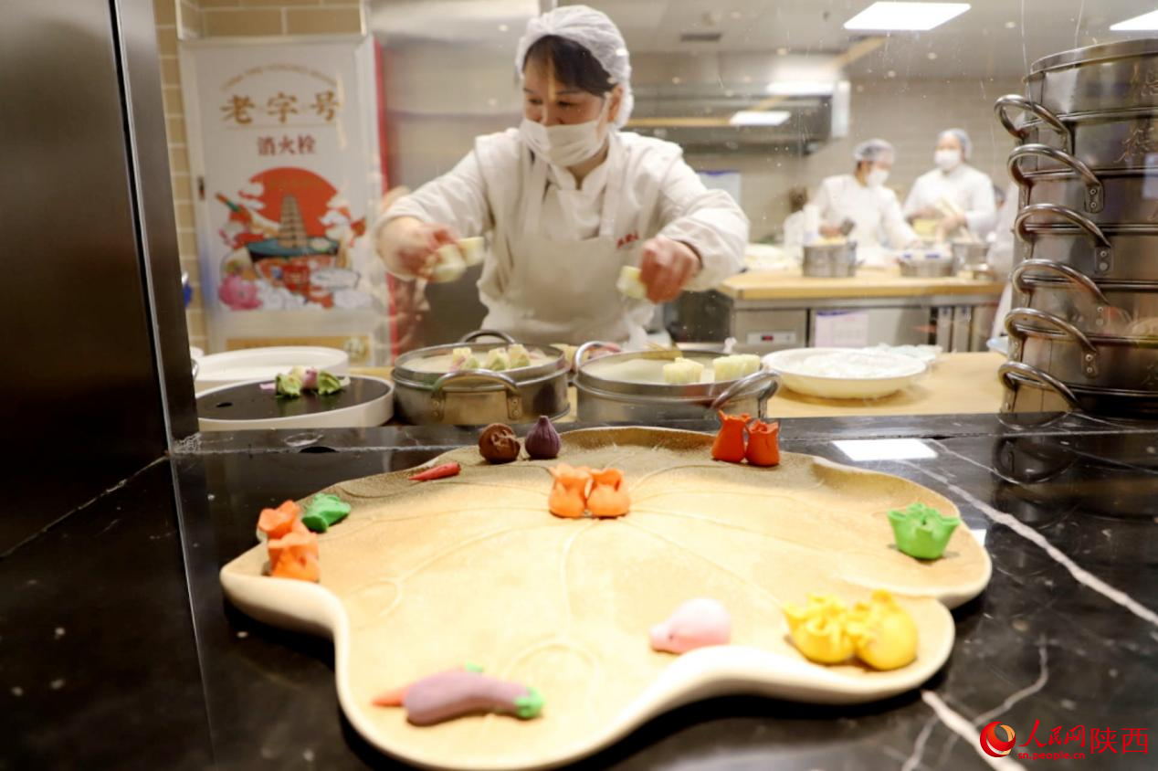 形態(tài)各異的餃子供顧客觀賞。人民網(wǎng)記者 孫挺攝