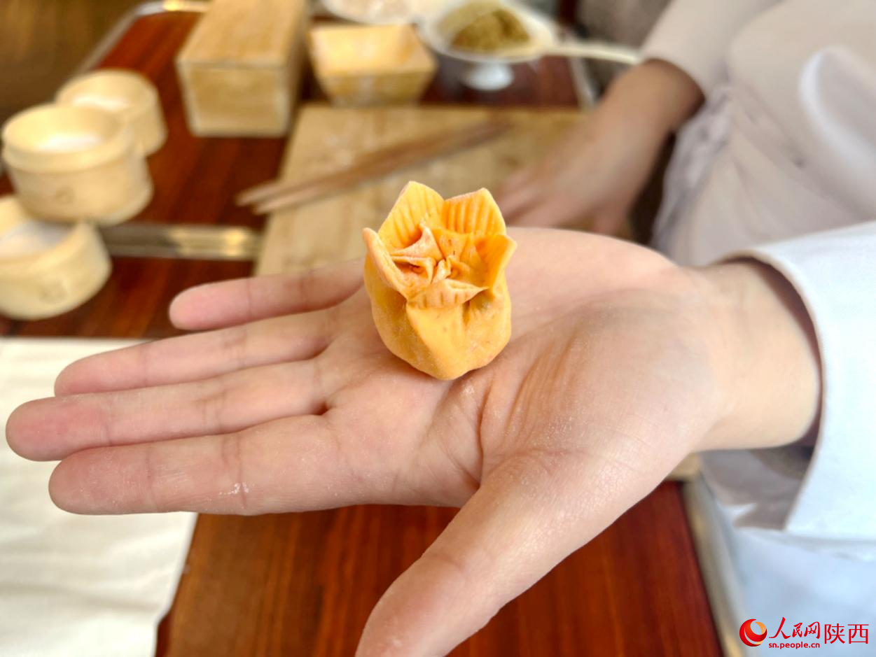 高珊制作“百花迎賓”形狀餃子。人民網(wǎng)記者 孫挺攝