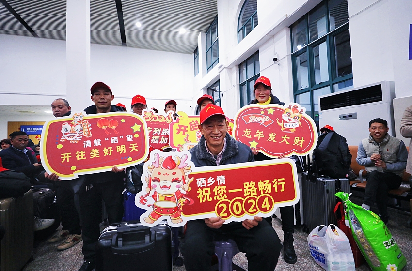 務(wù)工人員在候車室等待進站。熊國棟攝