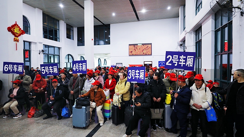 務(wù)工人員在候車室等待進(jìn)站。白春攝