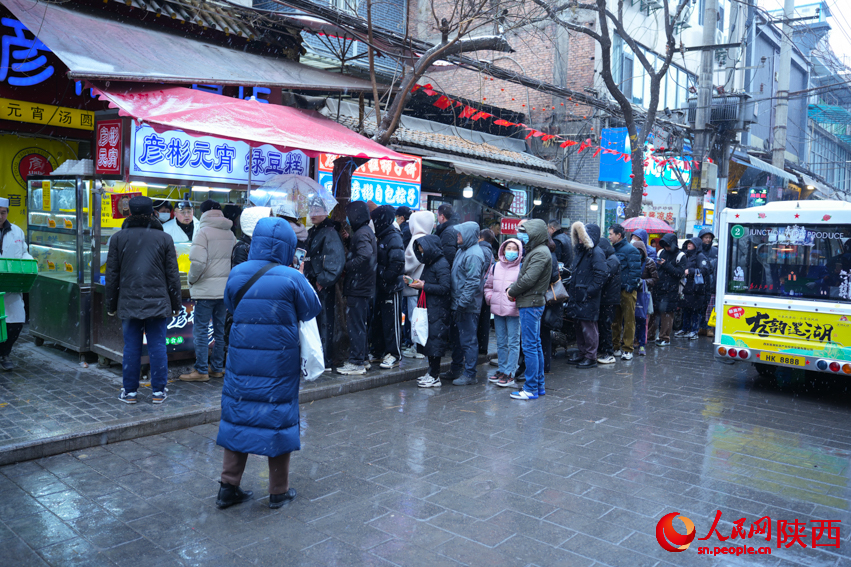 鵝毛大雪阻擋不住人們購買元宵的熱情。人民網(wǎng) 黨童攝