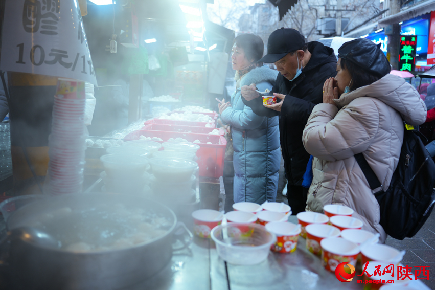 還有什么宣傳比寒冬中的一口香甜軟糯更吸引人呢？人民網(wǎng) 黨童攝