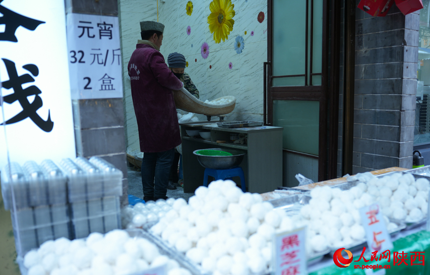 前店后廠，小本經(jīng)營。人民網(wǎng) 黨童攝