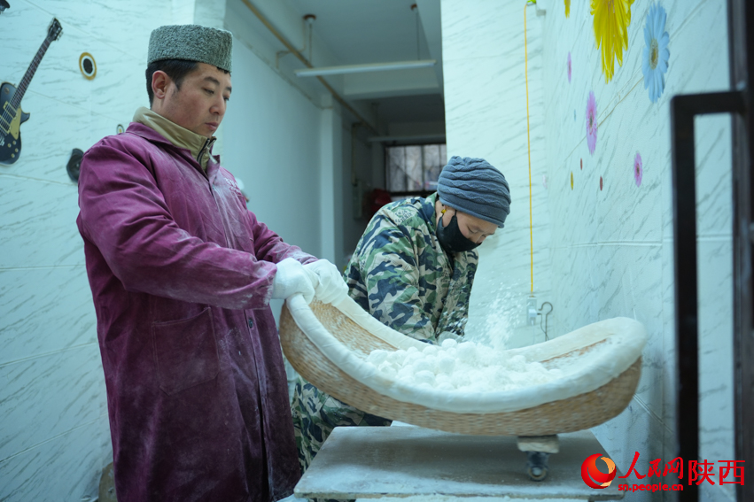 搖元宵的店伙計。人民網(wǎng) 黨童攝