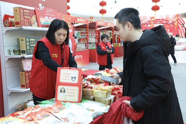 2024年榆林市榆陽區(qū)第二屆年貨節(jié)北京站啟動1月27日，沙地上郡·榆陽好產(chǎn)品2024年榆林市榆陽區(qū)第二屆年貨節(jié)北京站啟動，來自榆陽區(qū)30個展位展示出171類、2779件產(chǎn)品，吸引眾多首都市民前來品嘗和購買。