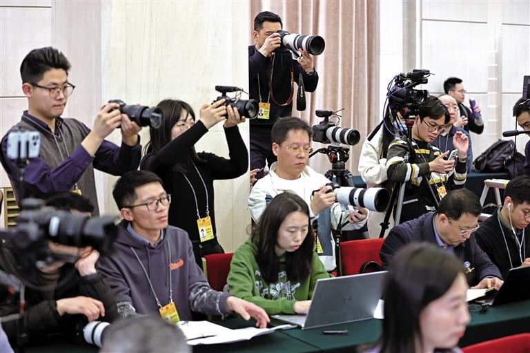 3月6日，在北京人民大會(huì)堂陜西廳，媒體記者在陜西代表團(tuán)開放日活動(dòng)中采訪拍攝。母家亮攝