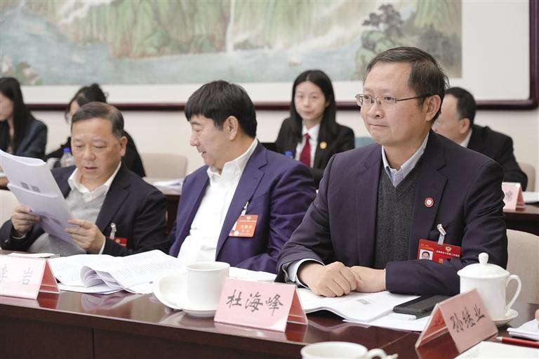 3月8日，全國(guó)政協(xié)委員在進(jìn)行分組交流討論。孫鵬攝