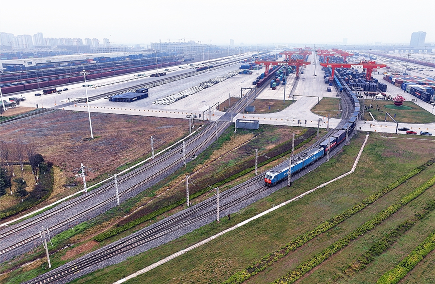 首趟快遞電商“公轉(zhuǎn)鐵”集裝箱多聯(lián)快車從西安國(guó)際港站緩緩駛出。滕秦溥 攝