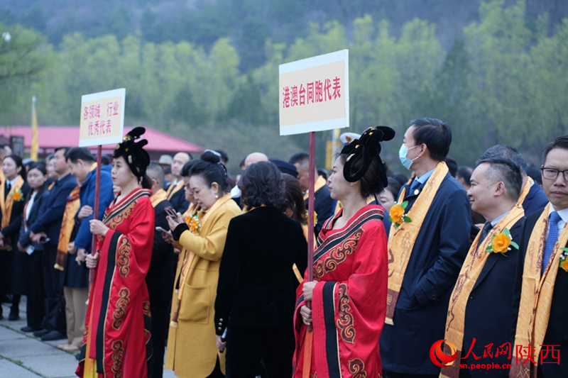 代表團(tuán)們?cè)诘却雸?chǎng)。人民網(wǎng) 黨童攝