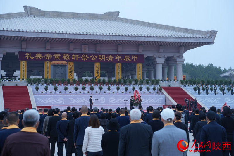 現(xiàn)場代表敬獻(xiàn)花籃。人民網(wǎng) 黨童攝
