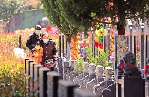 3月28日，在西安漢陵墓園，前來掃墓的市民用鮮花和絲帶寄托哀思。 記者 安濤攝