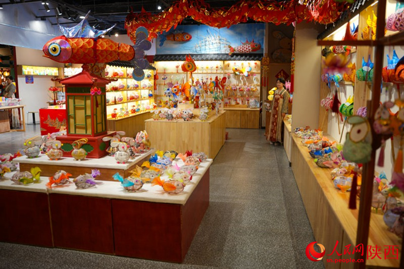 景區(qū)內(nèi)琳瑯滿目的商店。人民網(wǎng) 黨童攝