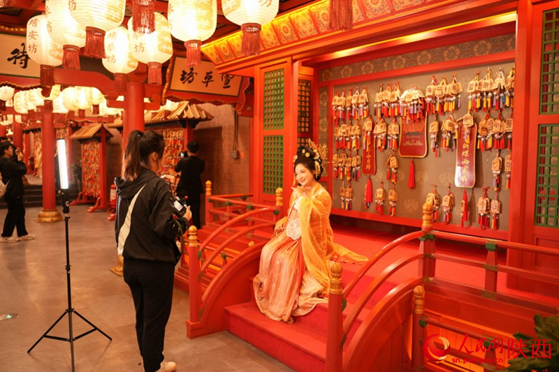 游客在景區(qū)里拍照打卡。人民網(wǎng) 黨童攝