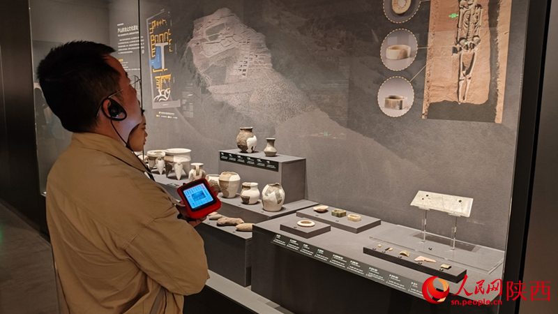 游客用展廳的多媒體講解機(jī)實(shí)現(xiàn)一對(duì)一定制講解。人民網(wǎng) 黨童攝