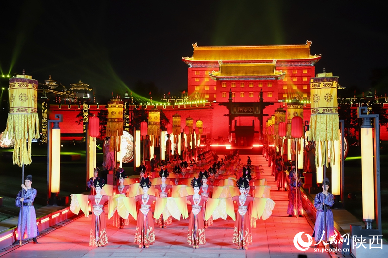 西安永寧門城門開(kāi)啟，仿唐入城儀式開(kāi)始。人民網(wǎng)記者孫挺 攝