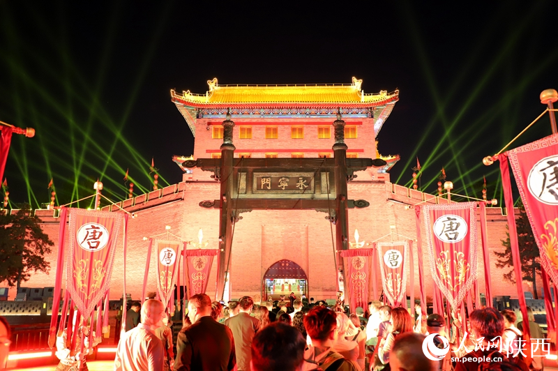 運(yùn)動(dòng)員們經(jīng)過(guò)月城、甬道，前往甕城，讓人仿佛穿越時(shí)空，夢(mèng)回長(zhǎng)安。人民網(wǎng)記者孫挺 攝