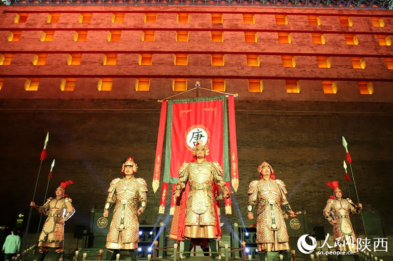 盛裝迎賓的演員。人民網(wǎng)記者孫挺 攝