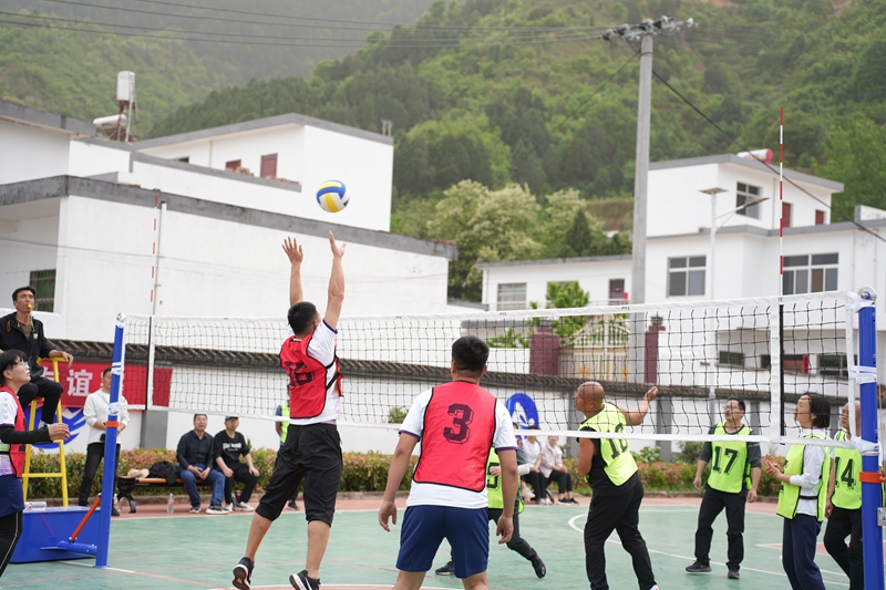 陜西省商洛市丹鳳縣商鎮(zhèn)王塬村的多功能籃球場內(nèi)，正在舉行氣排球比賽。人民網(wǎng)記者 賈凱璐 攝