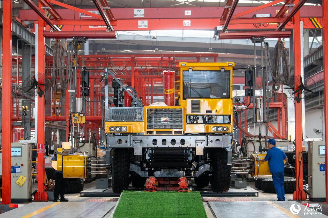 5月14日，在總裝車間，工人正在進(jìn)行非公路寬體自卸車底盤裝配作業(yè)。人民網(wǎng)記者 翁奇羽攝