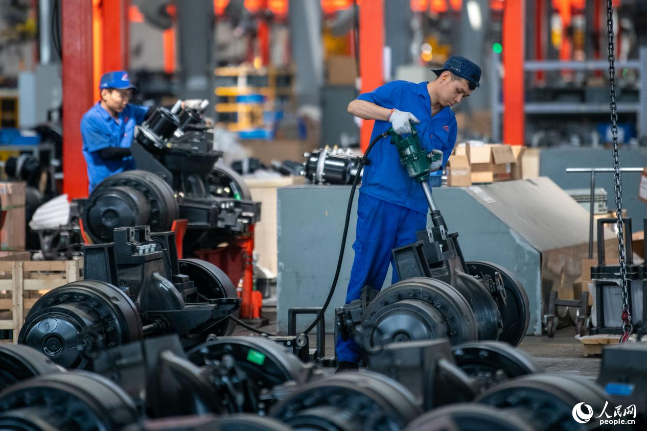 5月14日，在總裝車間，工人正在進(jìn)行非公路寬體自卸車底盤裝配作業(yè)。人民網(wǎng)記者 翁奇羽攝