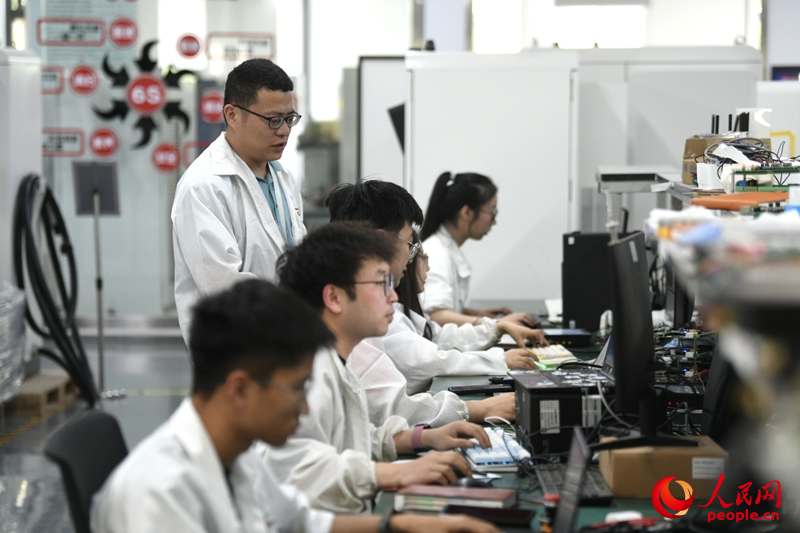 5月16日，在西安高新區(qū)領(lǐng)充新能源的技術(shù)中心，技術(shù)人員正在忙碌工作。人民網(wǎng)記者 翁奇羽攝