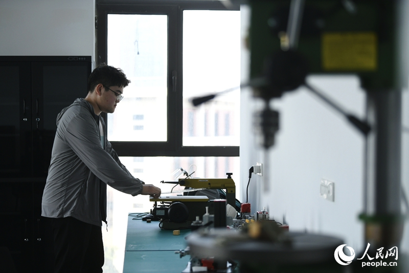 5月17日，在工大翱翔眾創(chuàng)空間的開放共享中心，學生正在操作設備進行模型制作。人民網(wǎng)記者 翁奇羽攝