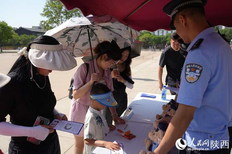 市民群眾積極參與文物知識有獎問答。人民網(wǎng)記者 李志強(qiáng)攝