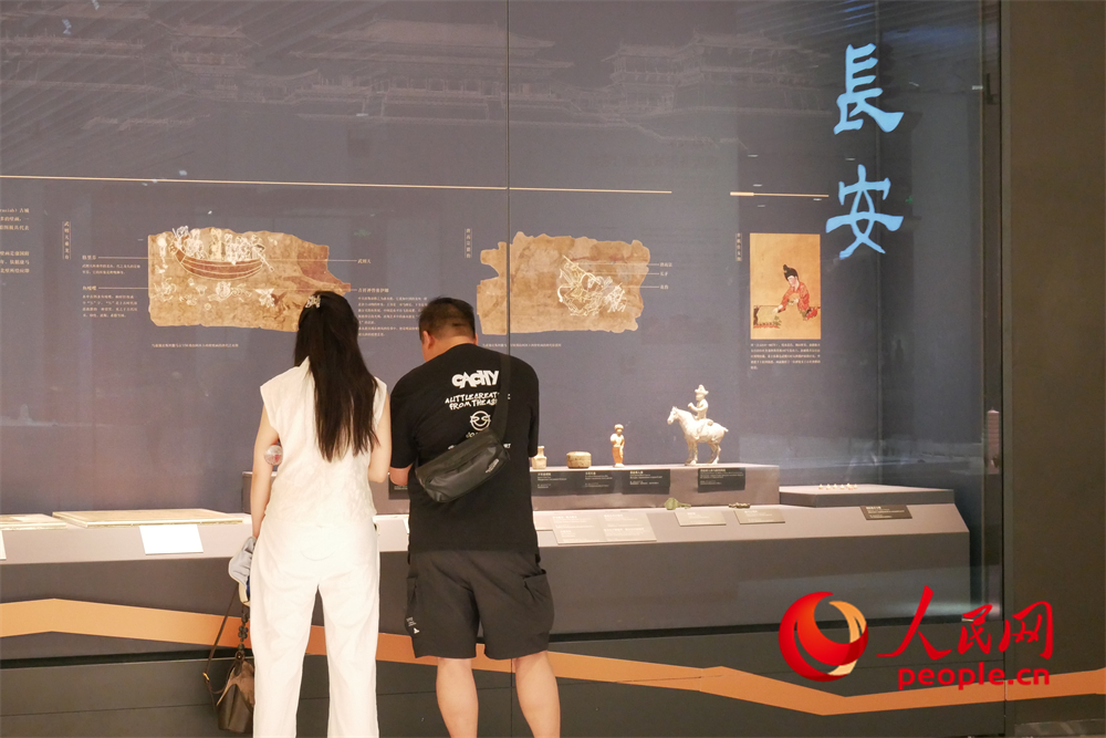 觀眾正在參觀展覽。人民網(wǎng)記者 韋衍行攝