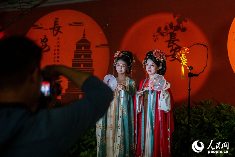 在西安大唐不夜城景區(qū)，身著漢唐服飾的游客正在拍攝寫(xiě)真。人民網(wǎng)記者 翁奇羽攝