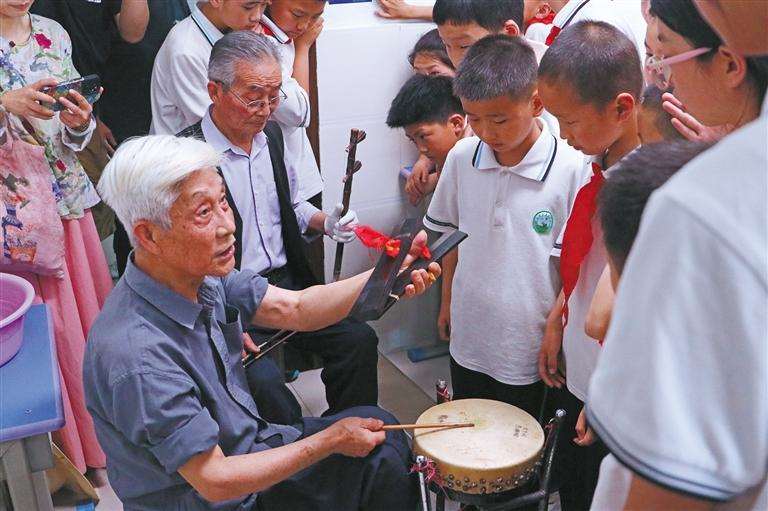 5月24日，安康市漢濱區(qū)城東小學(xué)，漢調(diào)二黃藝人在為學(xué)生表演。董劍南攝