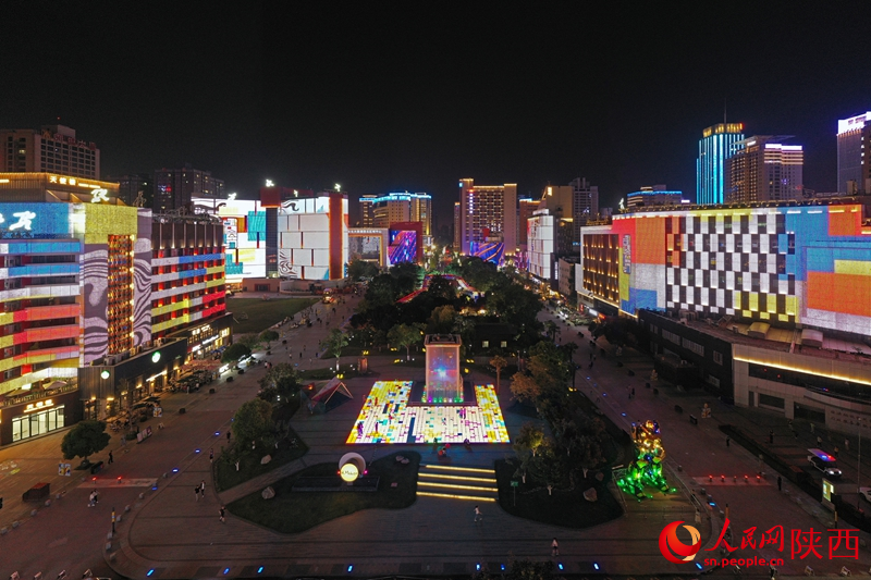 西安高新區(qū)創(chuàng)業(yè)咖啡街區(qū)，夜景迷人。人民網(wǎng)記者 翁奇羽攝