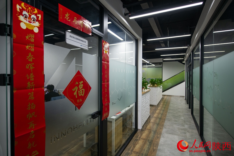眾創(chuàng)空間內(nèi)，一家小微企業(yè)的門上貼著對(duì)聯(lián)和福字。人民網(wǎng)記者 翁奇羽攝
