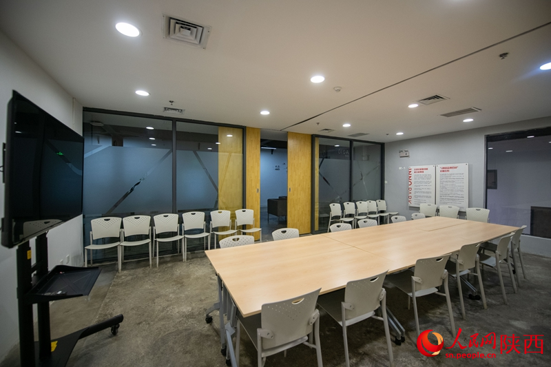 眾創(chuàng)空間的公共會議室，企業(yè)只要提前預(yù)約，就可免費(fèi)使用。人民網(wǎng)記者 翁奇羽攝