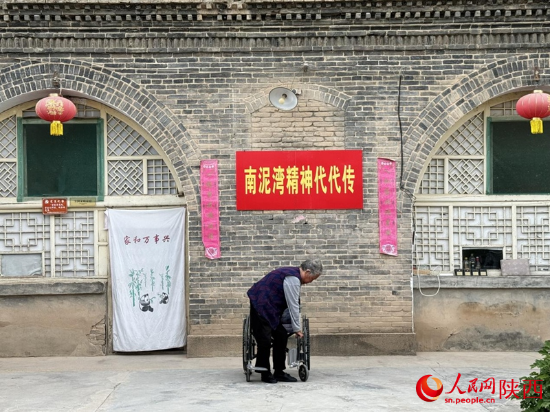 采訪結(jié)束，侯秀珍老人目送我們離開(kāi)。回頭淚目，拍照留存。人民網(wǎng)記者 賈凱璐攝