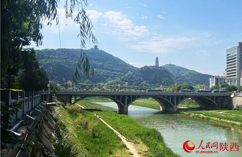 寶塔山疊翠如詩(shī)，延河水畔，草清岸綠。人民網(wǎng)記者 鄧楠攝