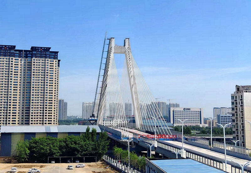 陜西省咸陽市彩虹二路高架橋項目二次轉體施工現(xiàn)場。楊精銓 攝