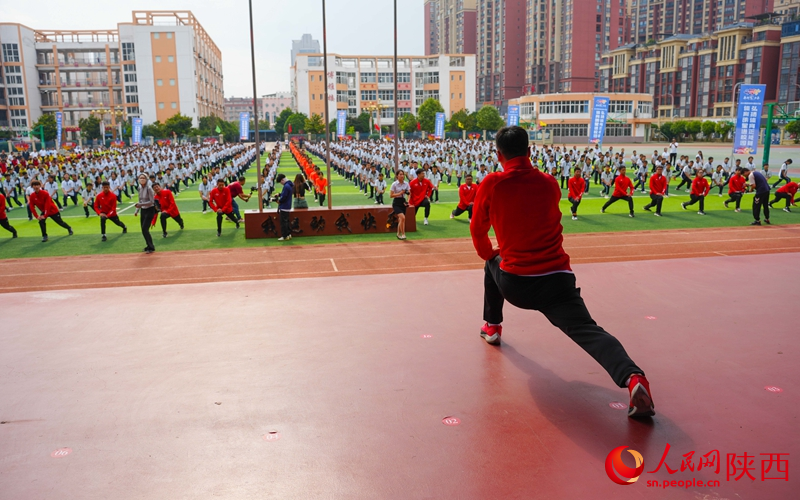 健美操世界冠軍楊光帶領(lǐng)師生們做熱身運動。人民網(wǎng) 黨童攝