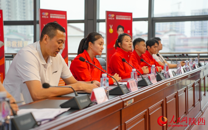 體育明星們與師生們分享經(jīng)驗。人民網(wǎng) 黨童攝