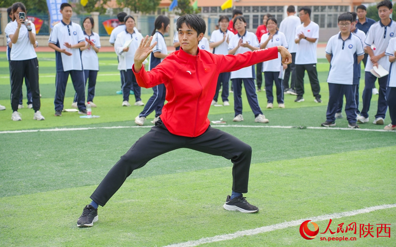 全國武術(shù)冠軍錢康現(xiàn)場展示武術(shù)動作要領(lǐng)。人民網(wǎng) 黨童攝