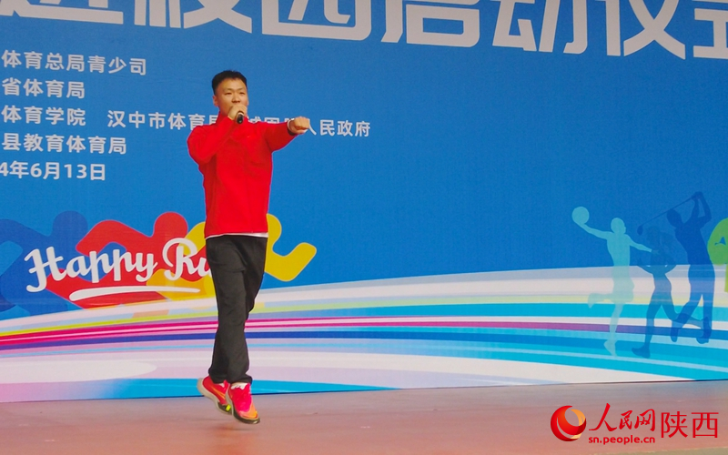 健美操世界冠軍楊光帶領(lǐng)師生們做熱身運(yùn)動(dòng)。人民網(wǎng) 黨童攝