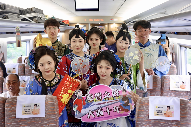 工作人員在車廂內慶祝大西高鐵開通十周年。周道剛 攝