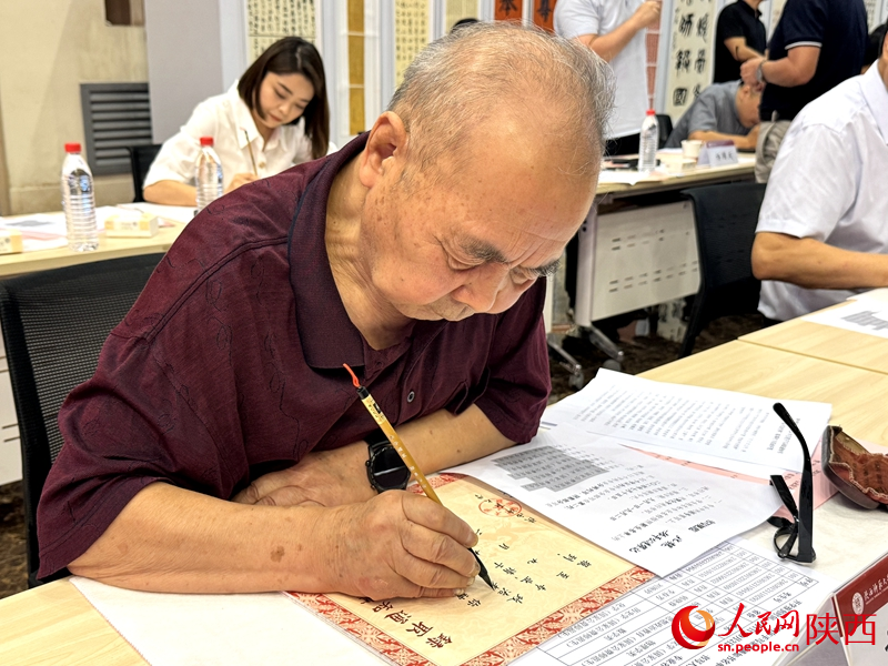 退休教師用毛筆書寫2024級新生錄取通知書。人民網記者 賈凱璐攝