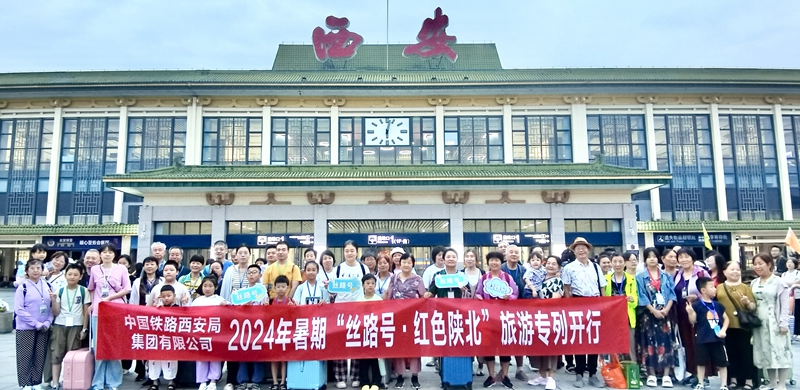 乘客游客合影留念。董舒潔 攝