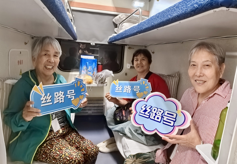 乘車游客合影留念。周堃 攝