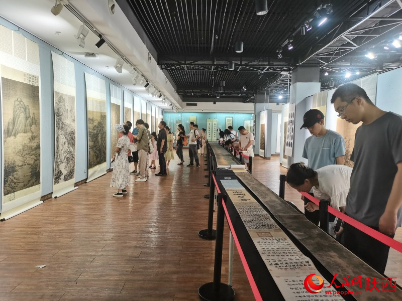 市民正在參觀珍寶展覽。人民網(wǎng)記者 王晴垣攝
